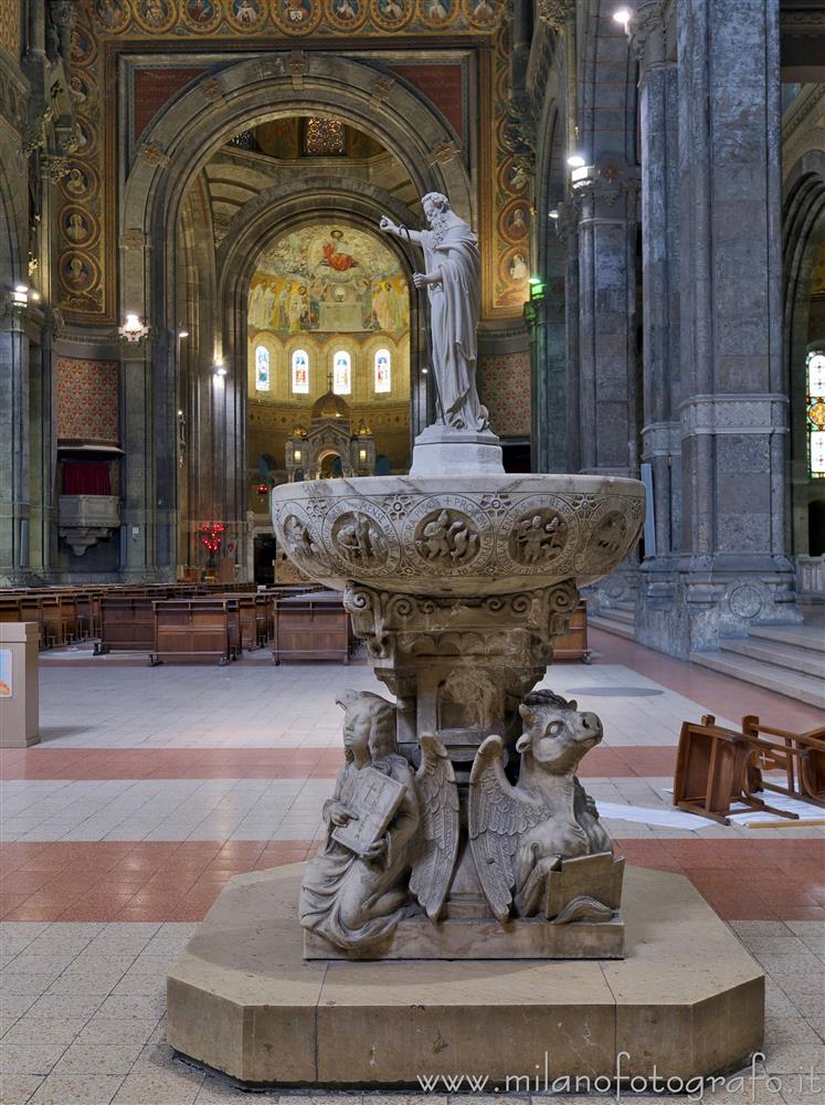 Milano - Acquasantiera nella Basilica del Corpus Domini